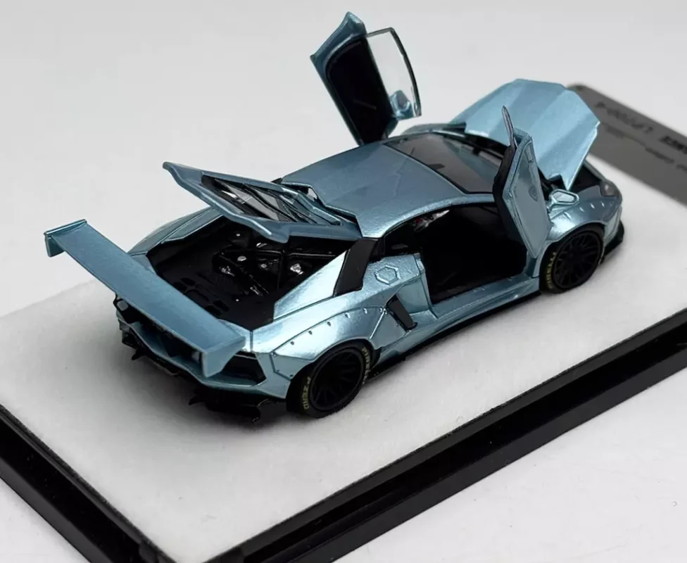 1:18 scale model