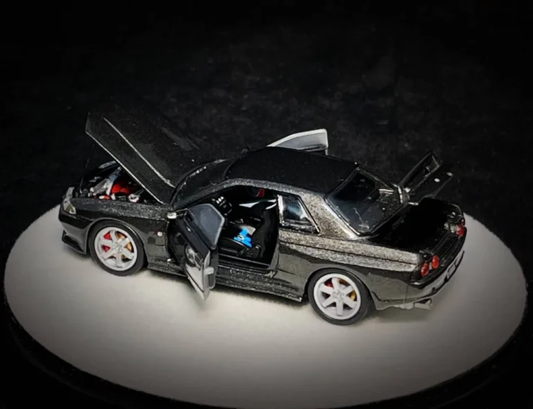 Side view of PGM 1:64 Nissan Skyline GT-R R32 Metallic Grey