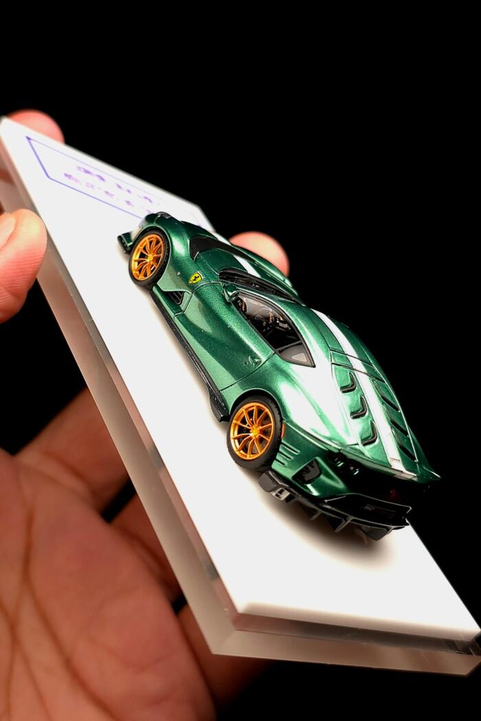 Fuelme X TOC 1:64 Ferrari 812 Competizione Verde Bottigilia - Image 24