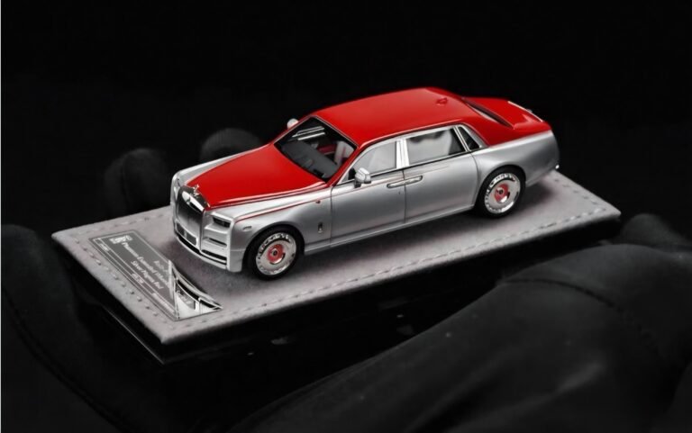 Henson & Heaven 1:64 Rolls Royce Phantom Extended Wheelbase Series II Silver/Magma Red Hero